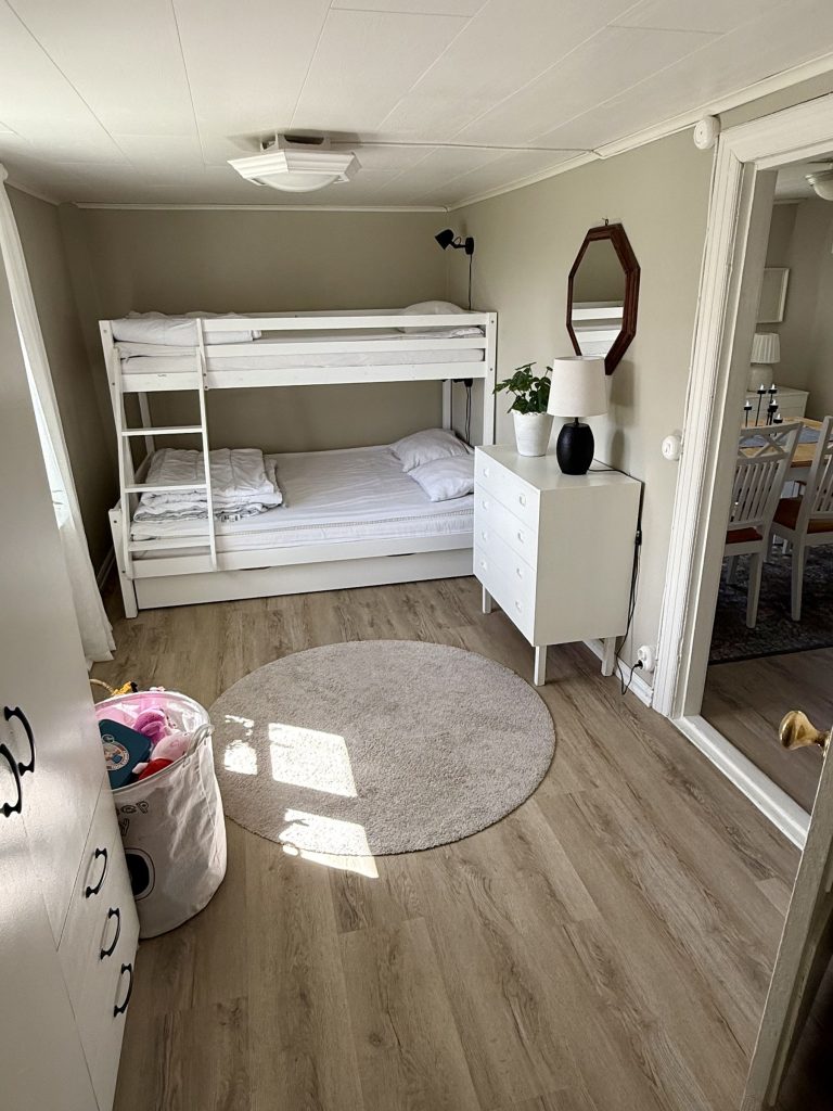 Sovrummet med våningssäng och byrå