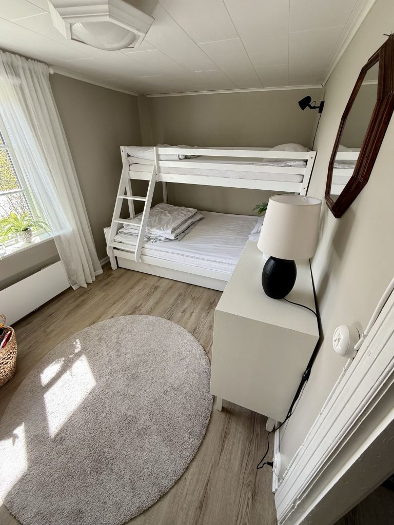 Sovrum med våningssäng 140/90 cm