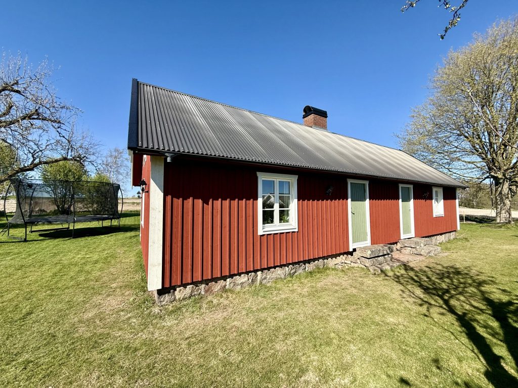 Torpet från baksidan